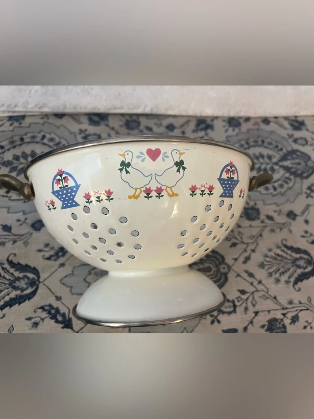 vintage 70-80’s M. Kamenstein Inc. white goose enameled metal pedestal colander
